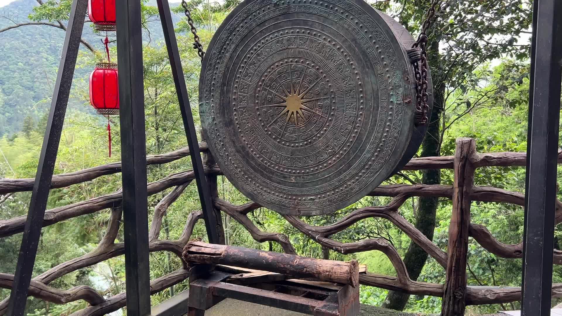 古代传统铜制铜鼓敲鼓视频的预览图