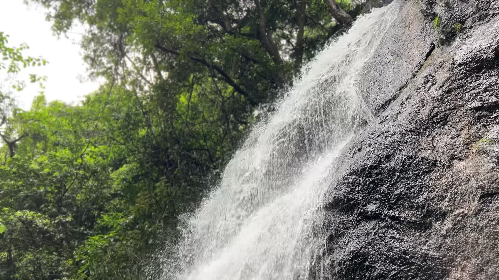 自然风光山水瀑布流水视频的预览图