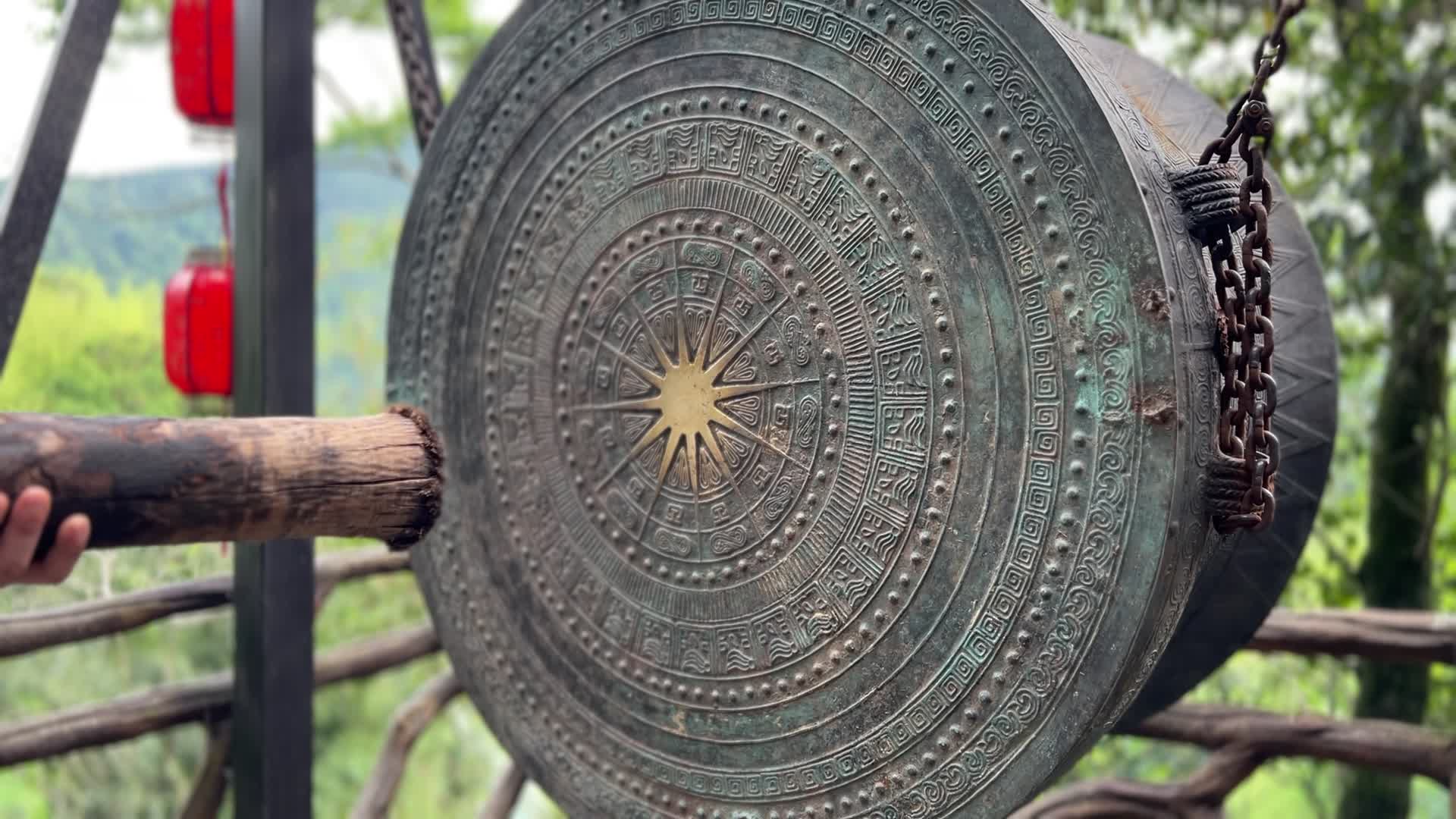 古代传统铜制铜鼓敲鼓视频的预览图