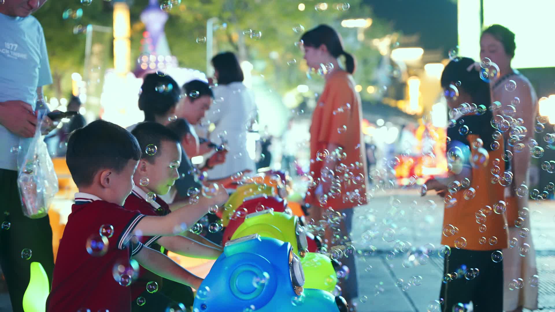 儿童玩泡泡机4K小孩电动马马玩耍视频的预览图