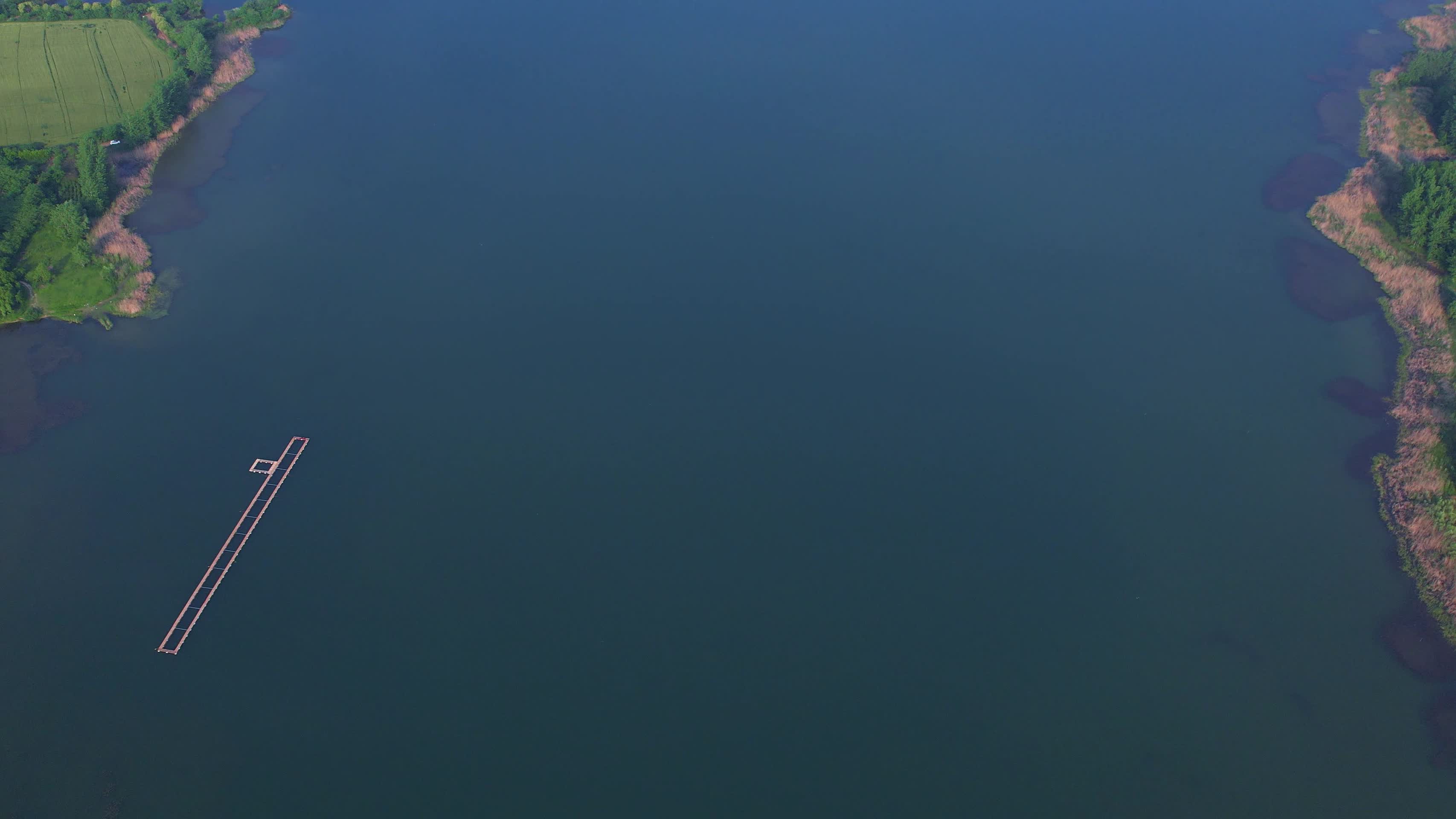 4K高清航拍平静蓝色湖面视频的预览图
