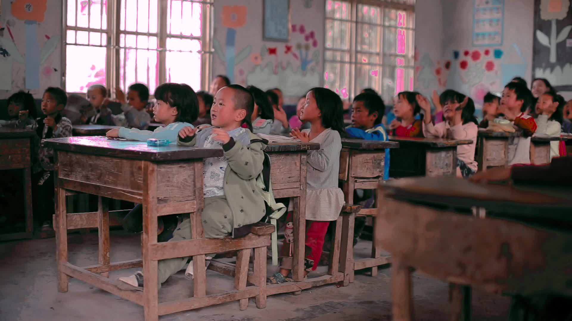 山区穷苦孩子上课打球活动视频的预览图