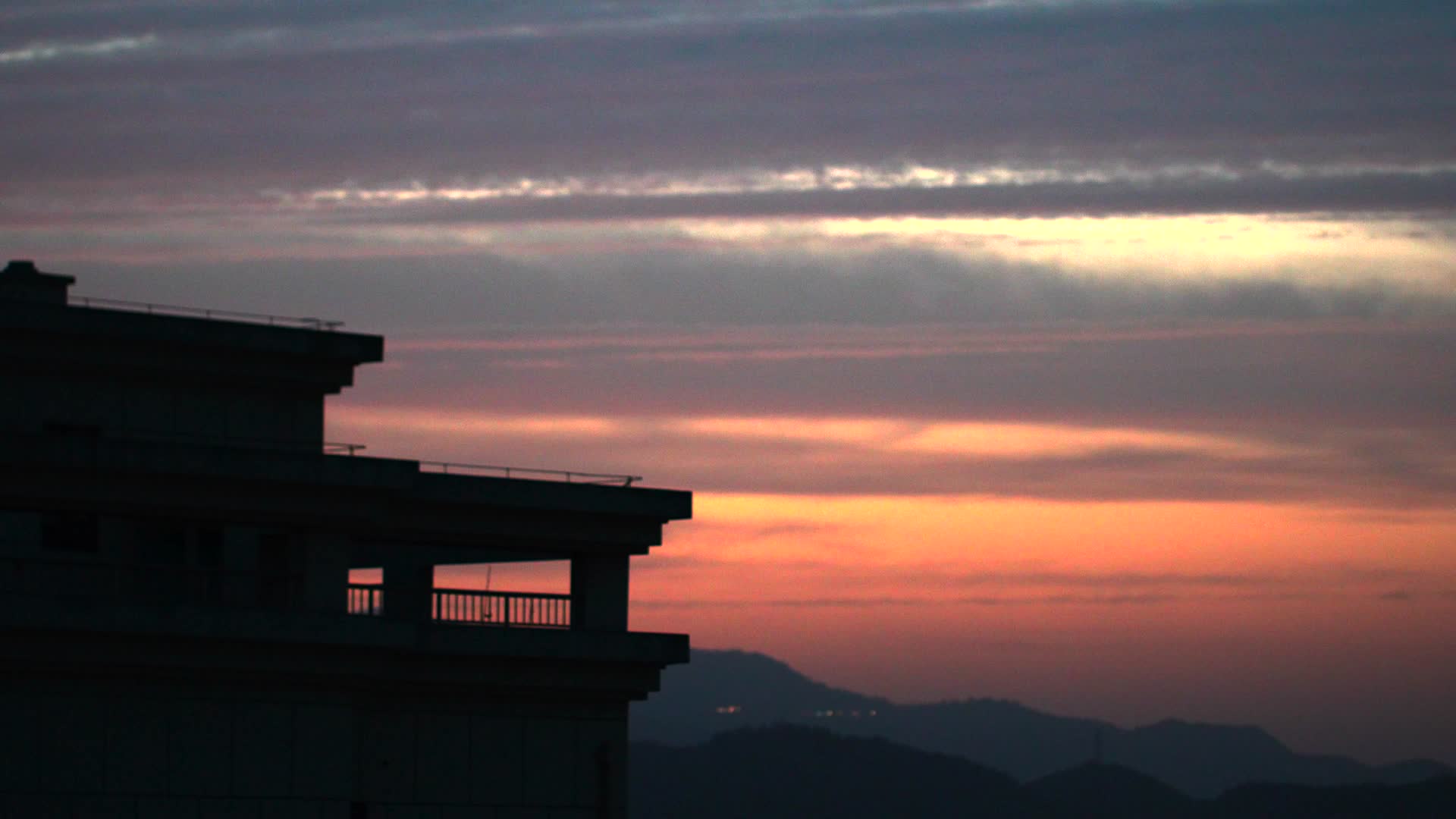 屋顶夕阳的晚霞云层延时视频的预览图