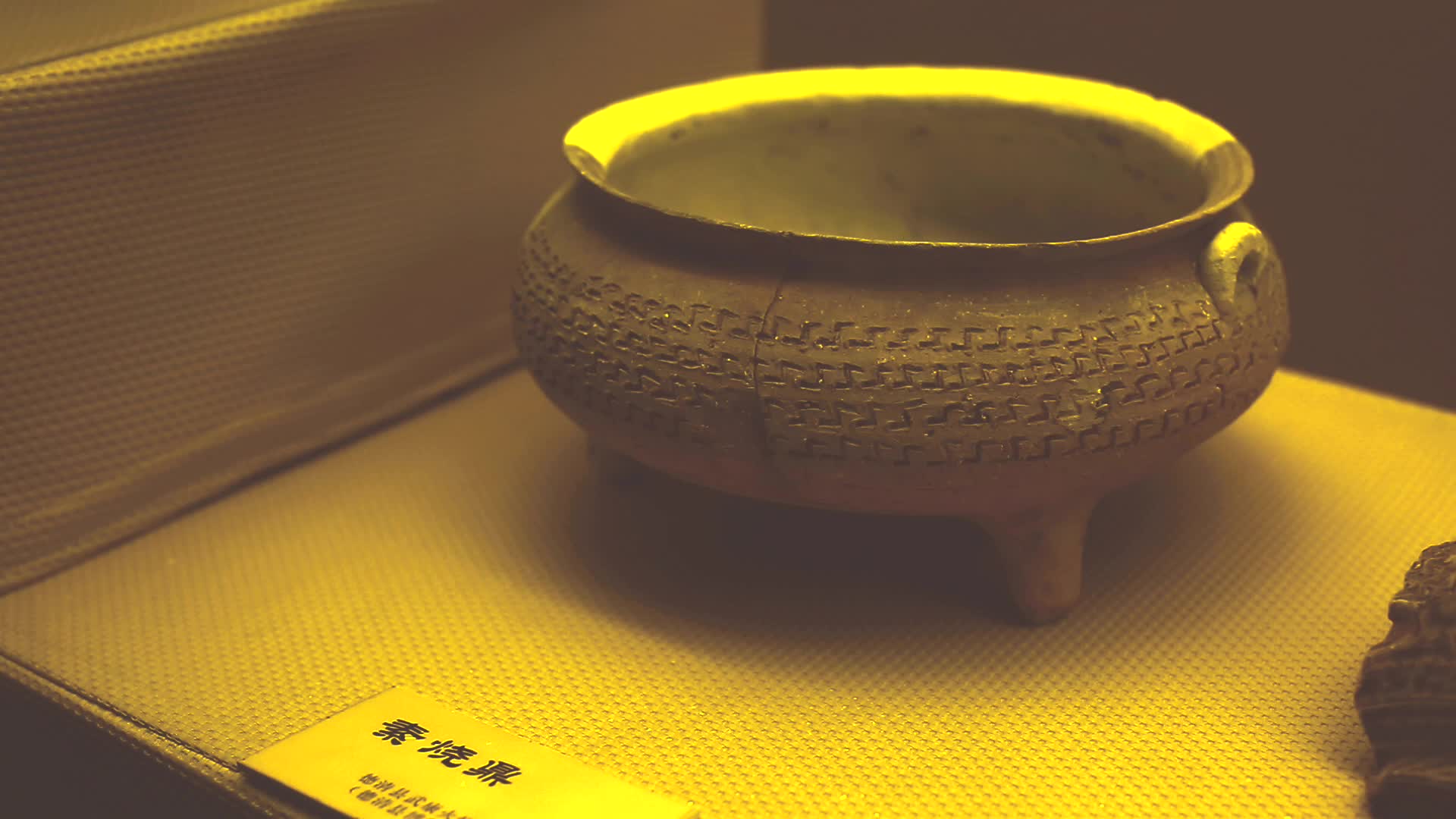 古董瓷器瓷片陶罐摆拍视频的预览图