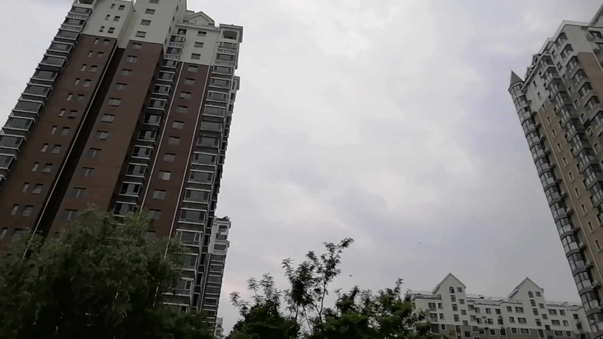 仰拍居民小区楼房外景视频的预览图