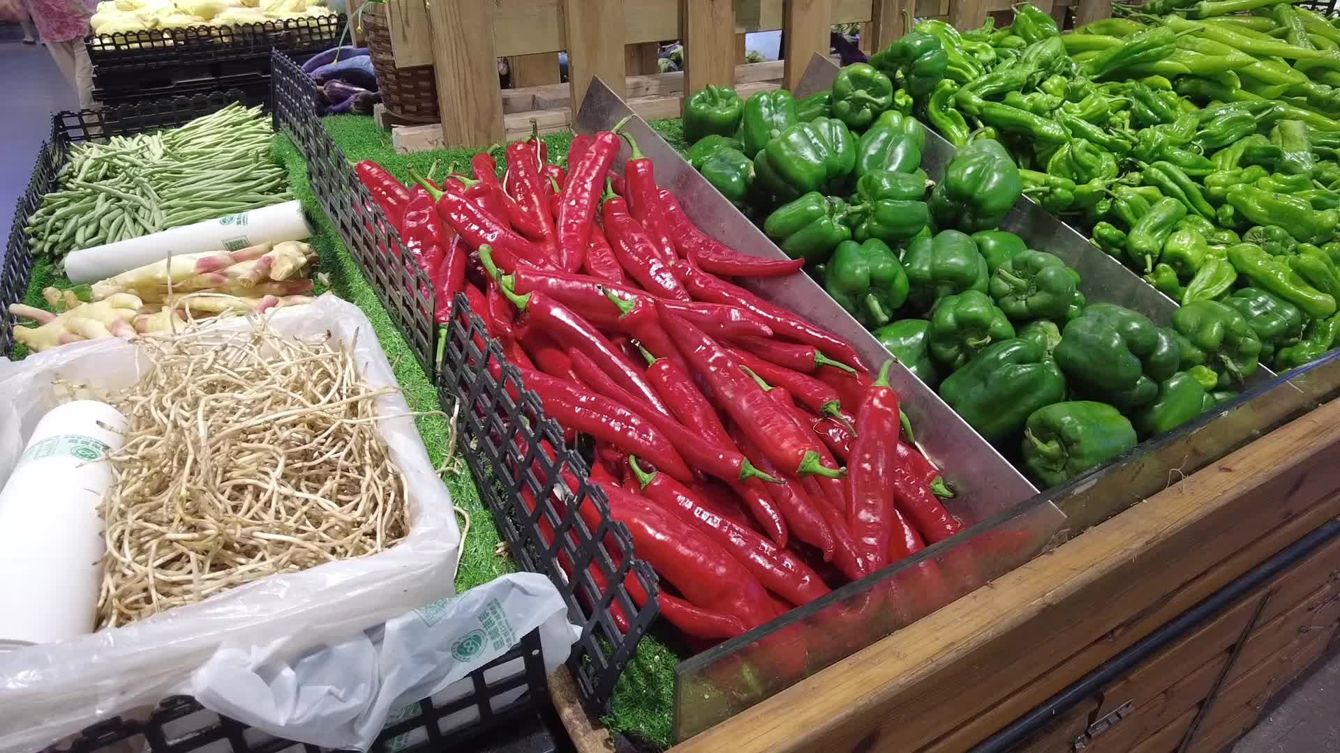 商场里的新鲜蔬菜瓜果蔬菜视频的预览图