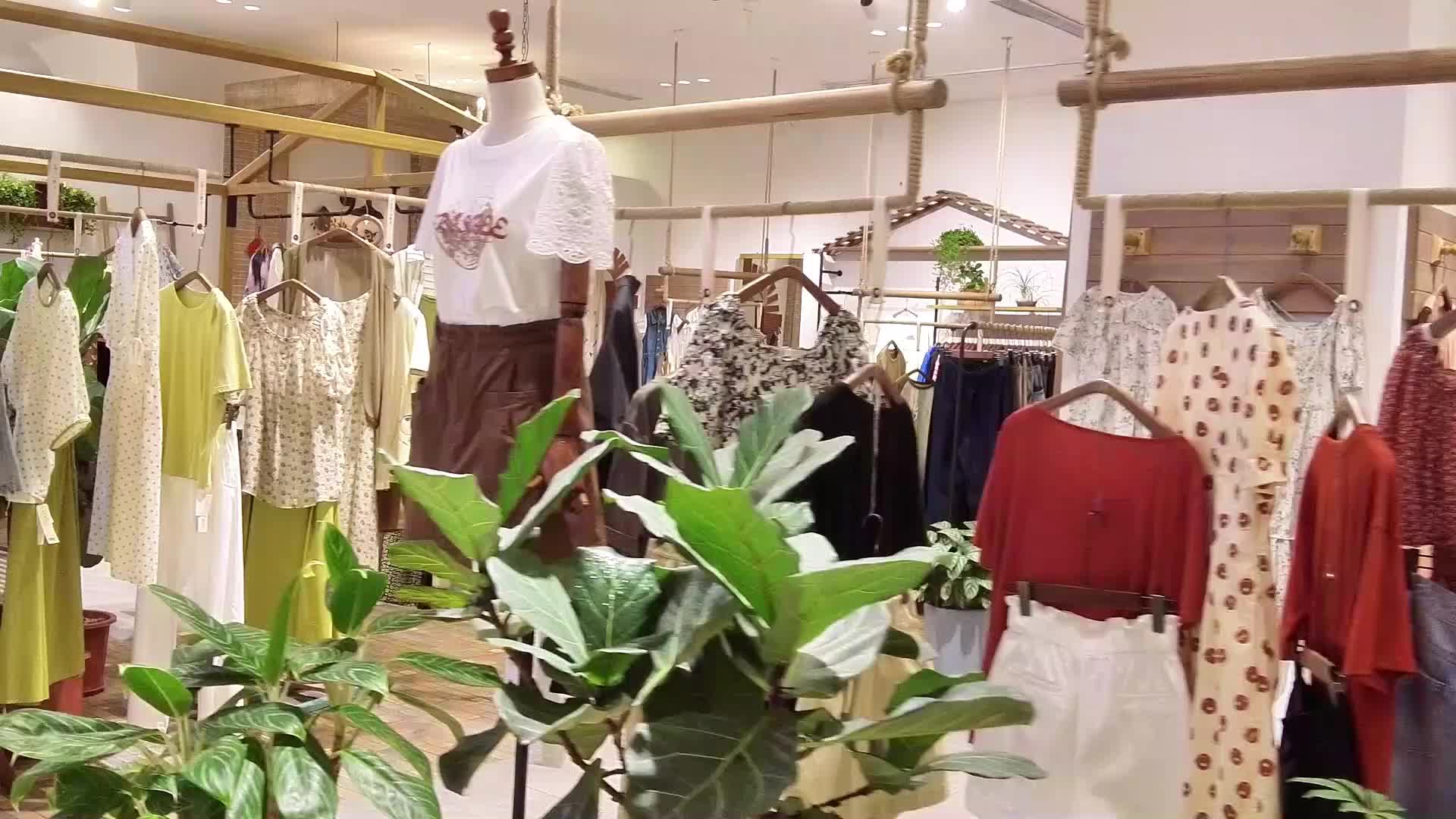 商场服装店的女装视频的预览图