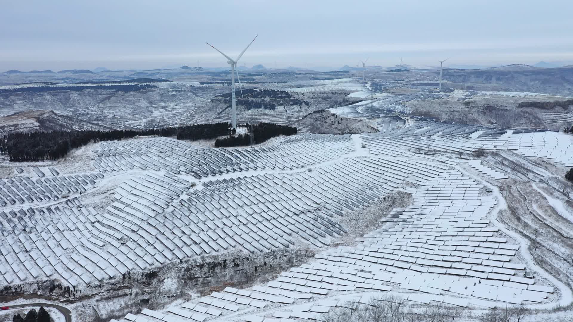 山亭区米山项光伏发电产业园雪景视频的预览图