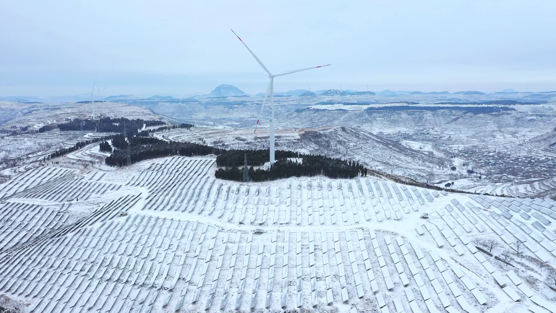 山东枣庄米山顶光伏发电产业园雪景视频的预览图