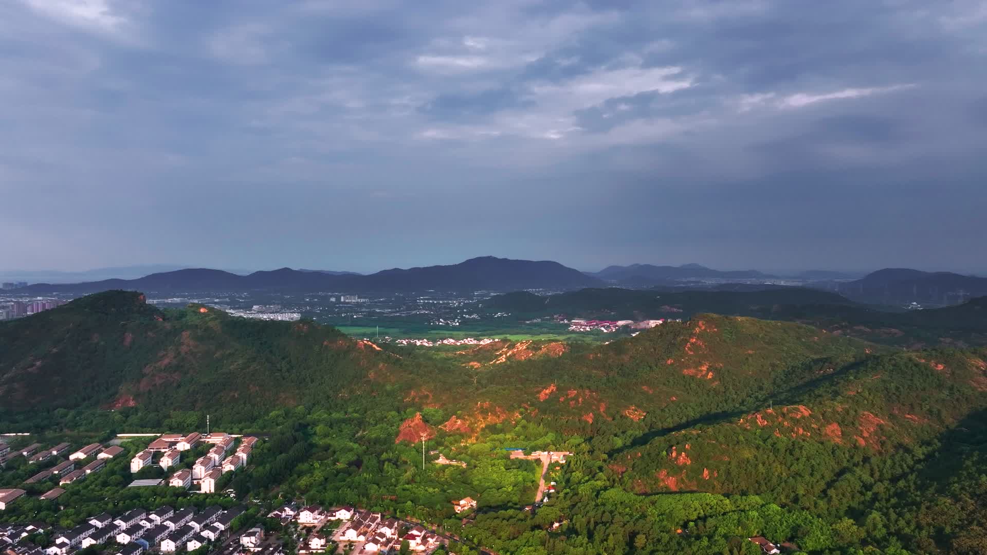 4K无人机航拍苏州吴淞区天平山景区风光视频的预览图