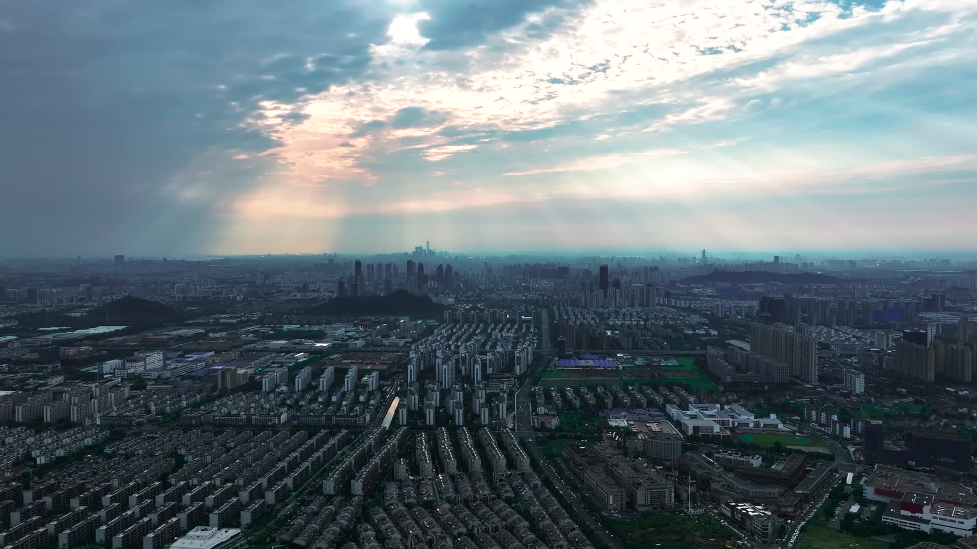 4K航拍苏州吴淞区城市自然景色视频的预览图