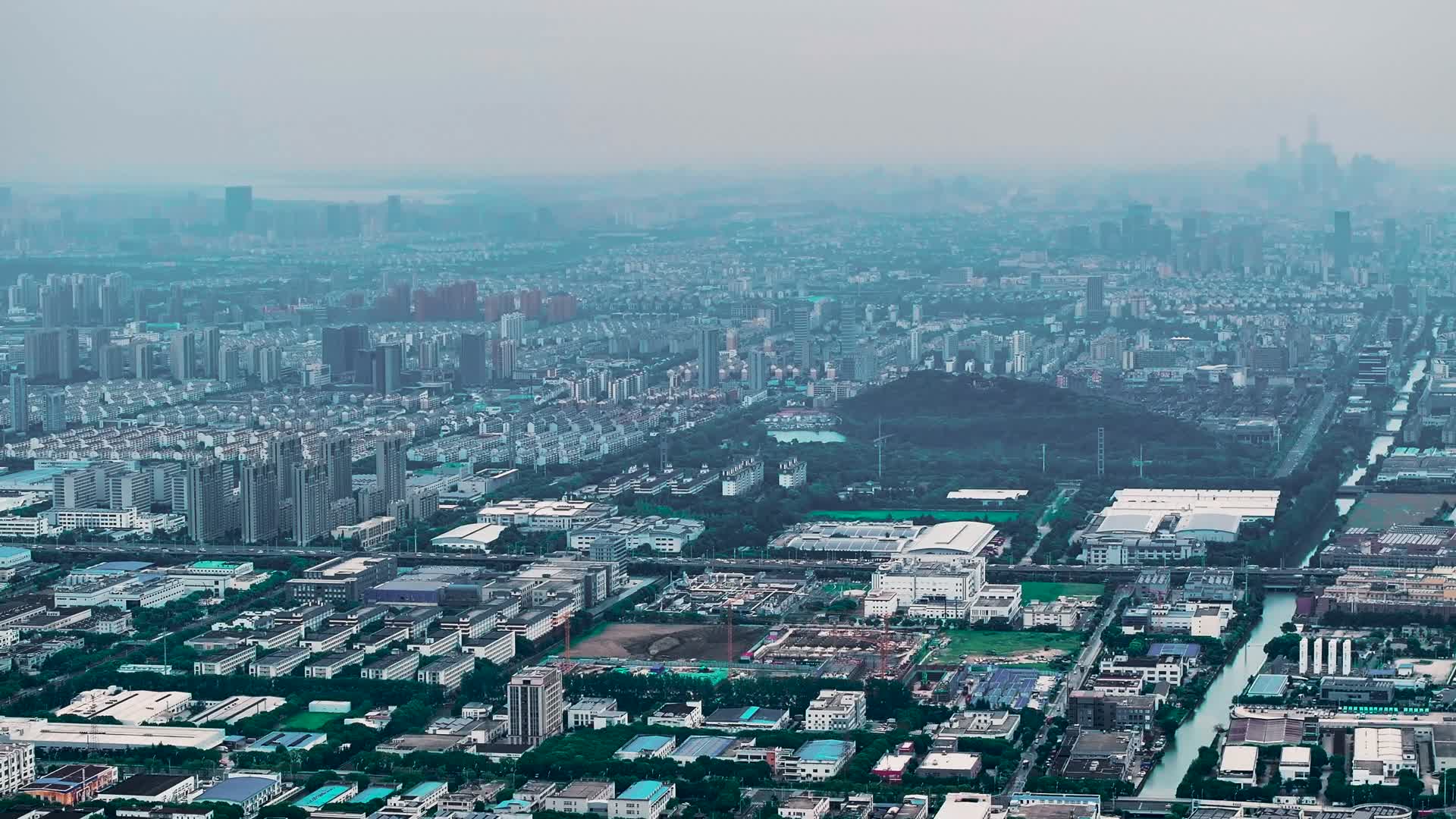 4K无人机航拍苏州吴淞区城市自然美景视频的预览图