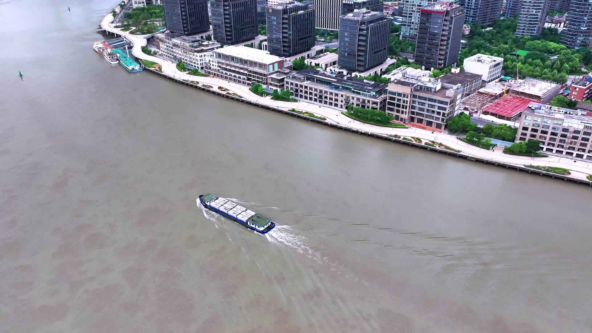 4K航拍上海黄浦江行船风景视频的预览图