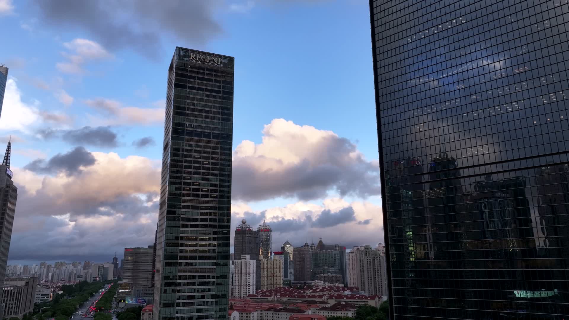 4K航拍上海魔都城市自然美景视频的预览图