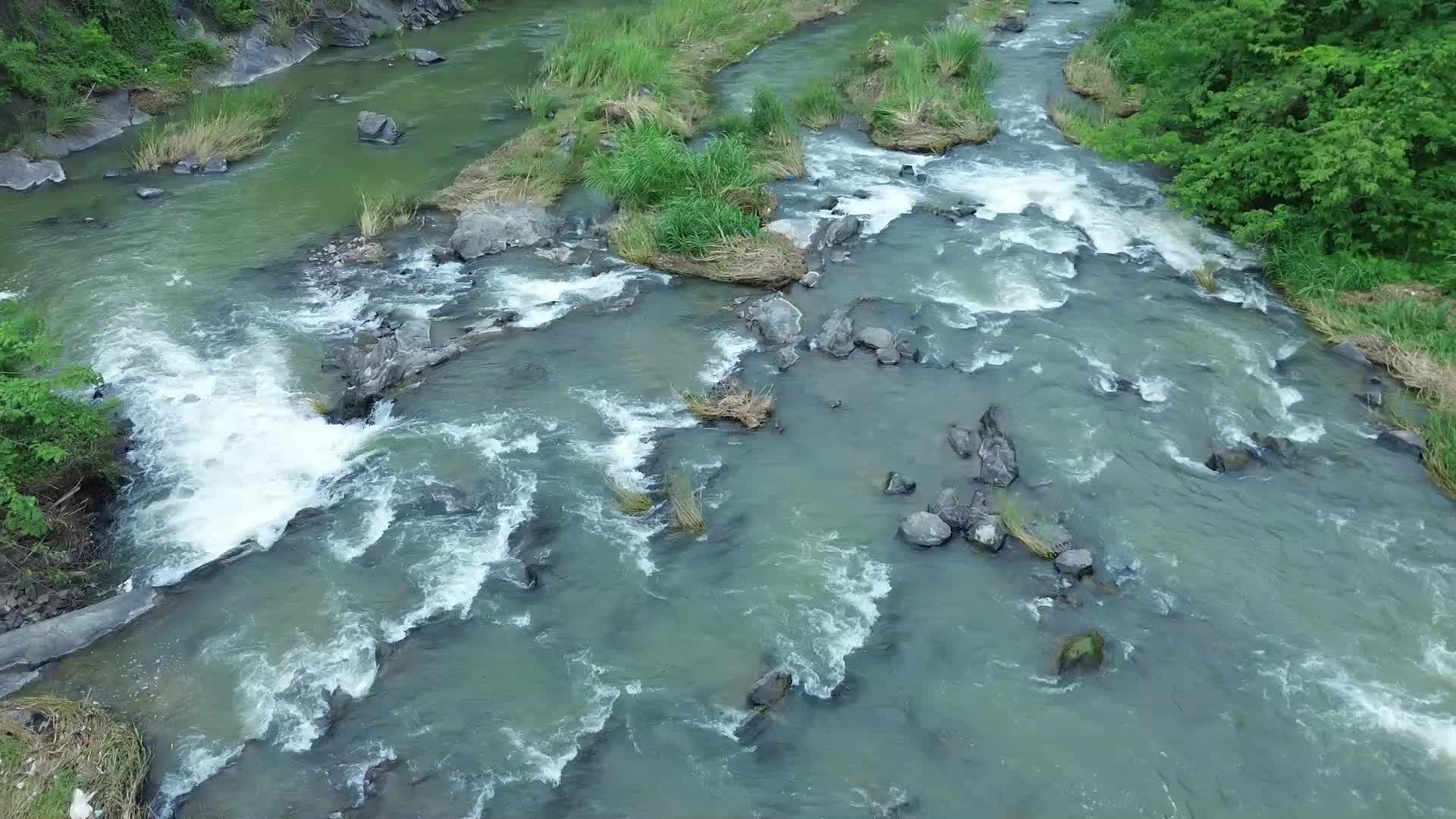 山涧溪流林间瀑布视频视频的预览图
