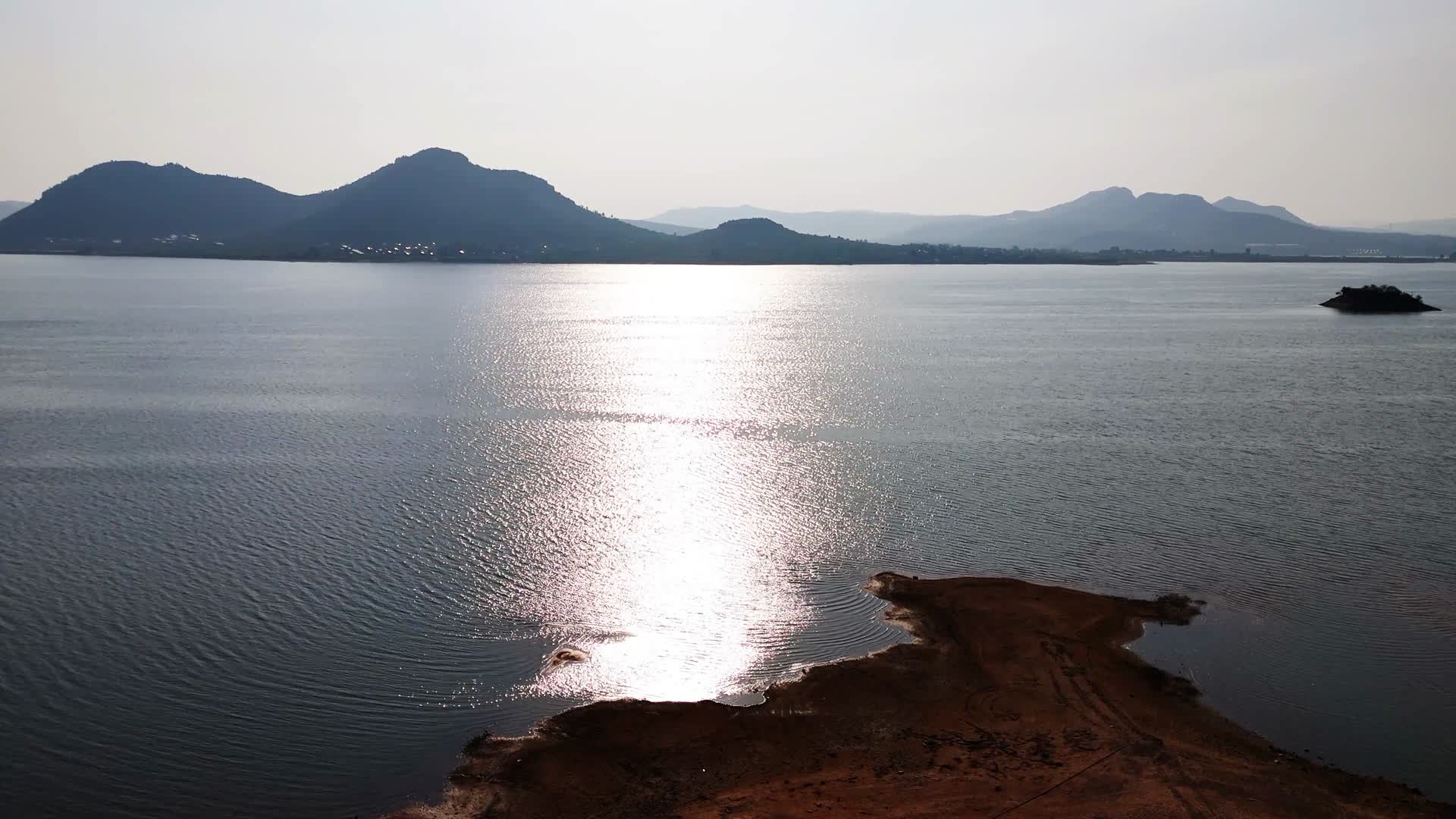 岩马湖的清晨视频的预览图