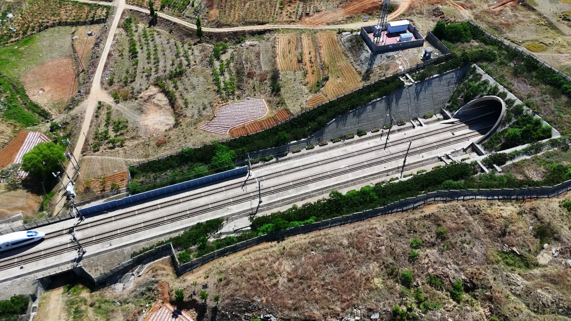 航拍动车穿过隧道视频的预览图