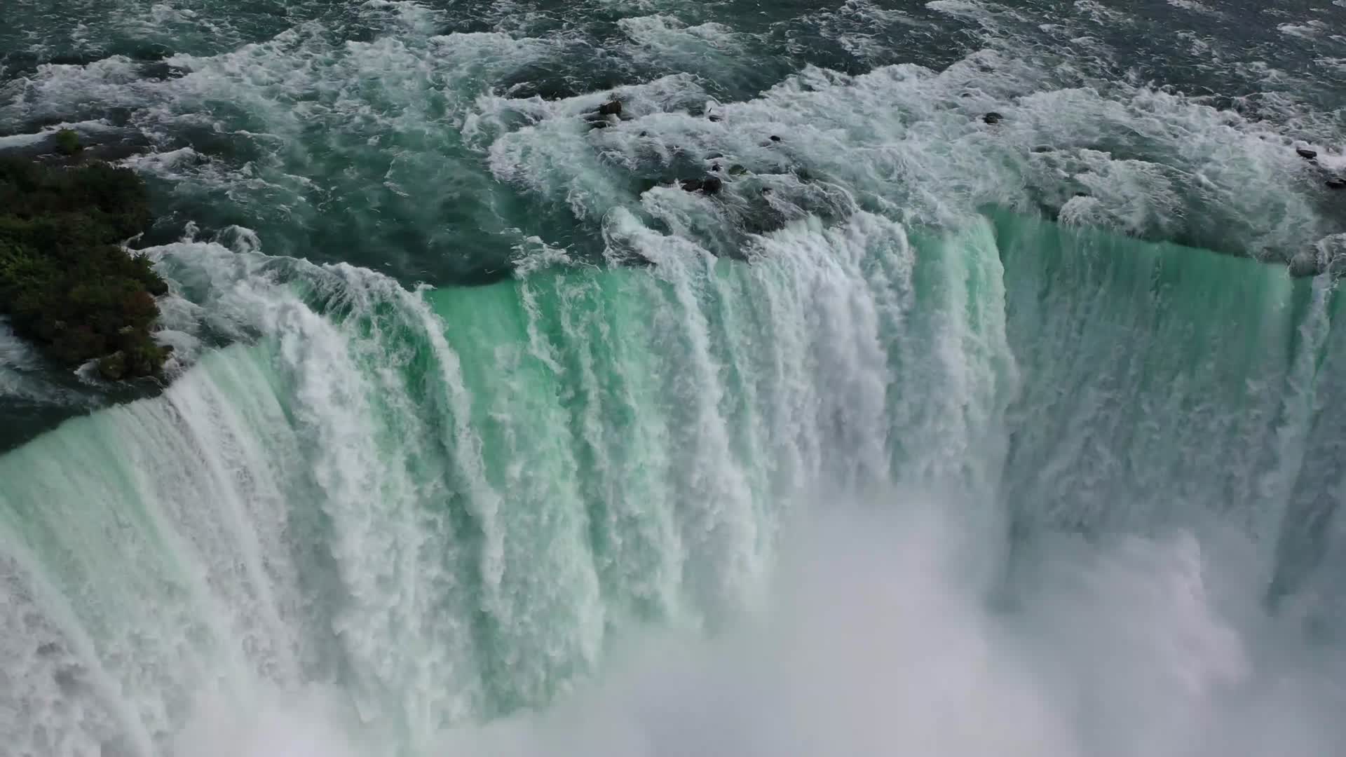 瀑布航拍视频的预览图