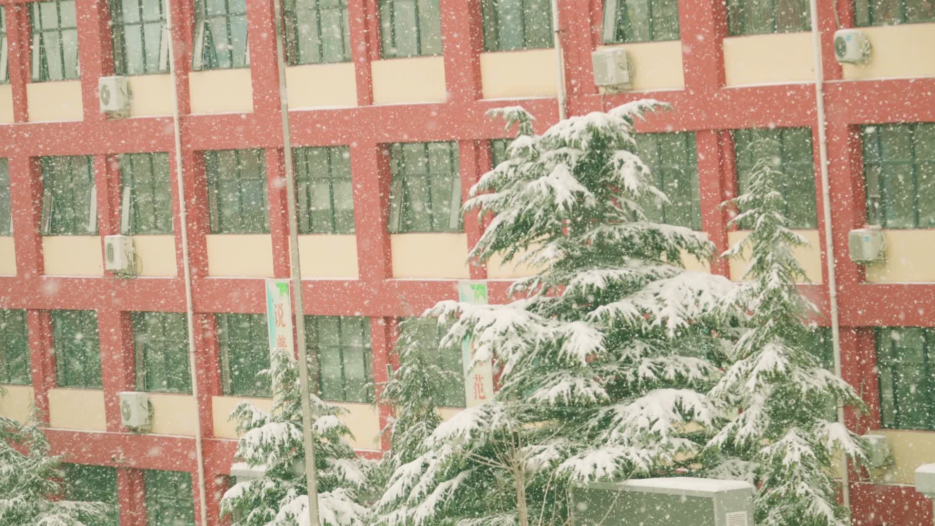 雪中校园教学楼视频的预览图