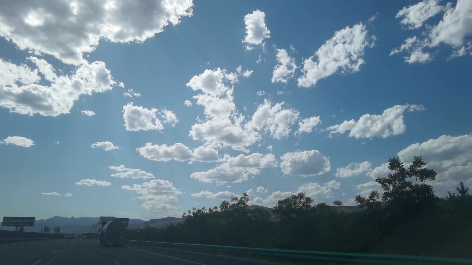 高速公路上行驶汽车车窗外的蓝天白云视频的预览图