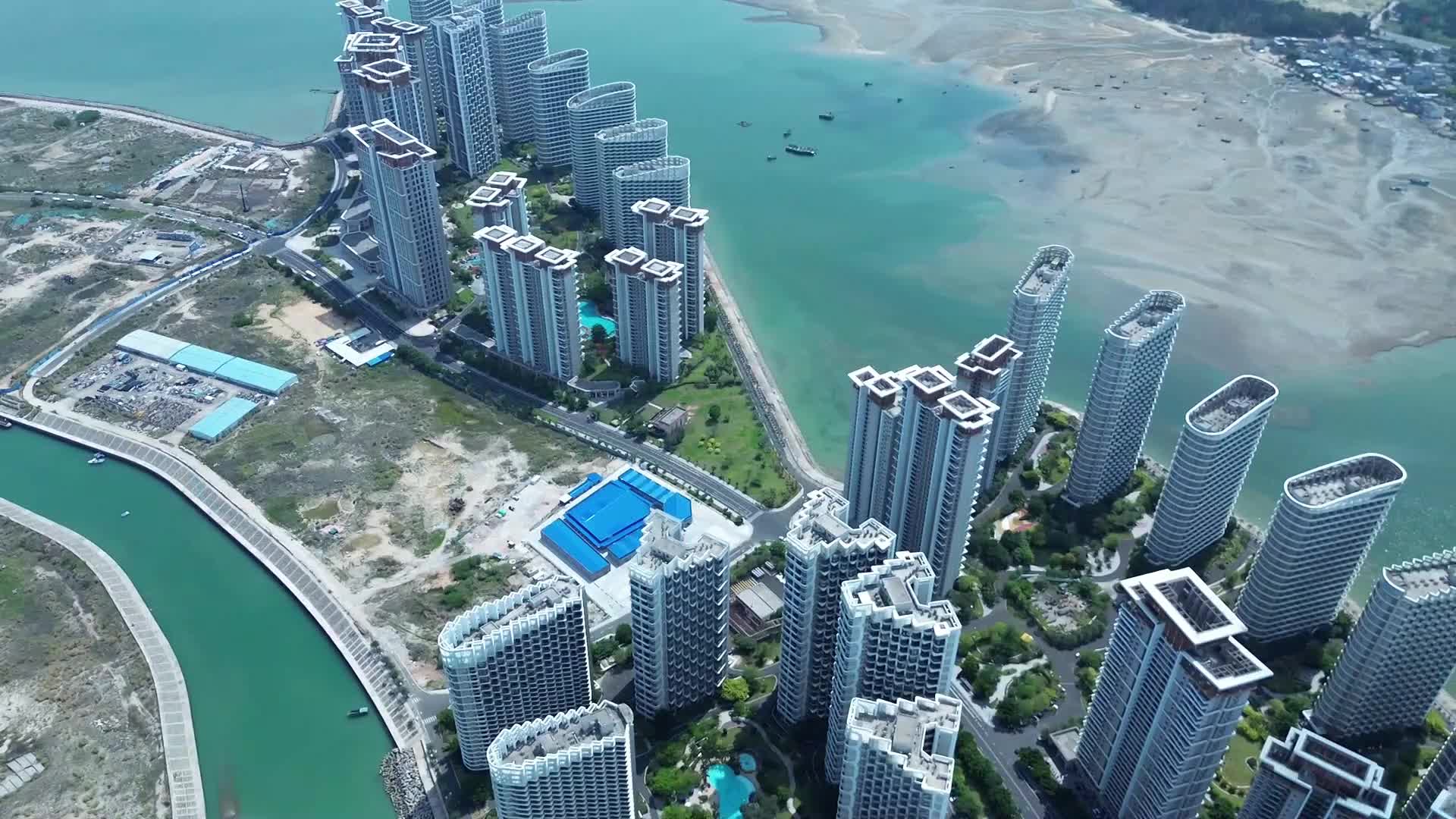 航拍海南海花岛高层建筑视频的预览图