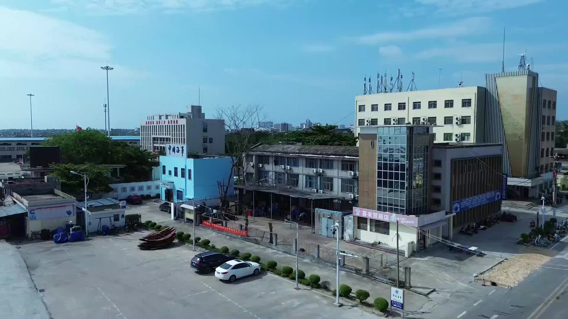 航拍海南儋州白马井镇城市风光视频的预览图