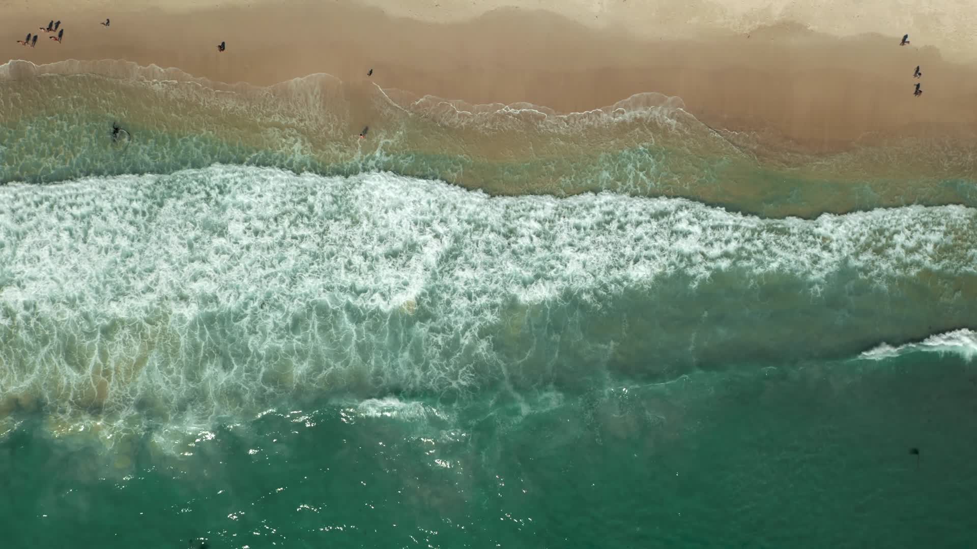 航拍海边海浪视频的预览图