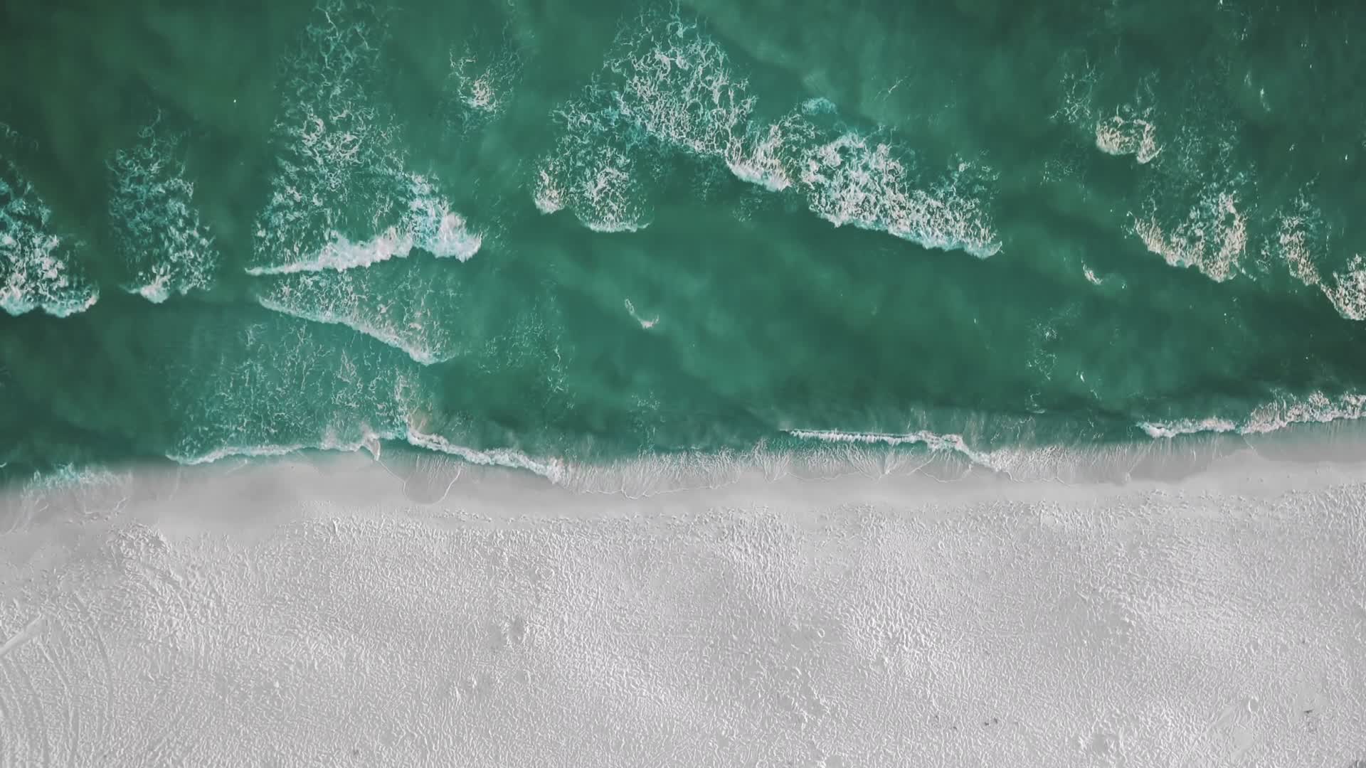 航拍海边海浪海滩视频的预览图