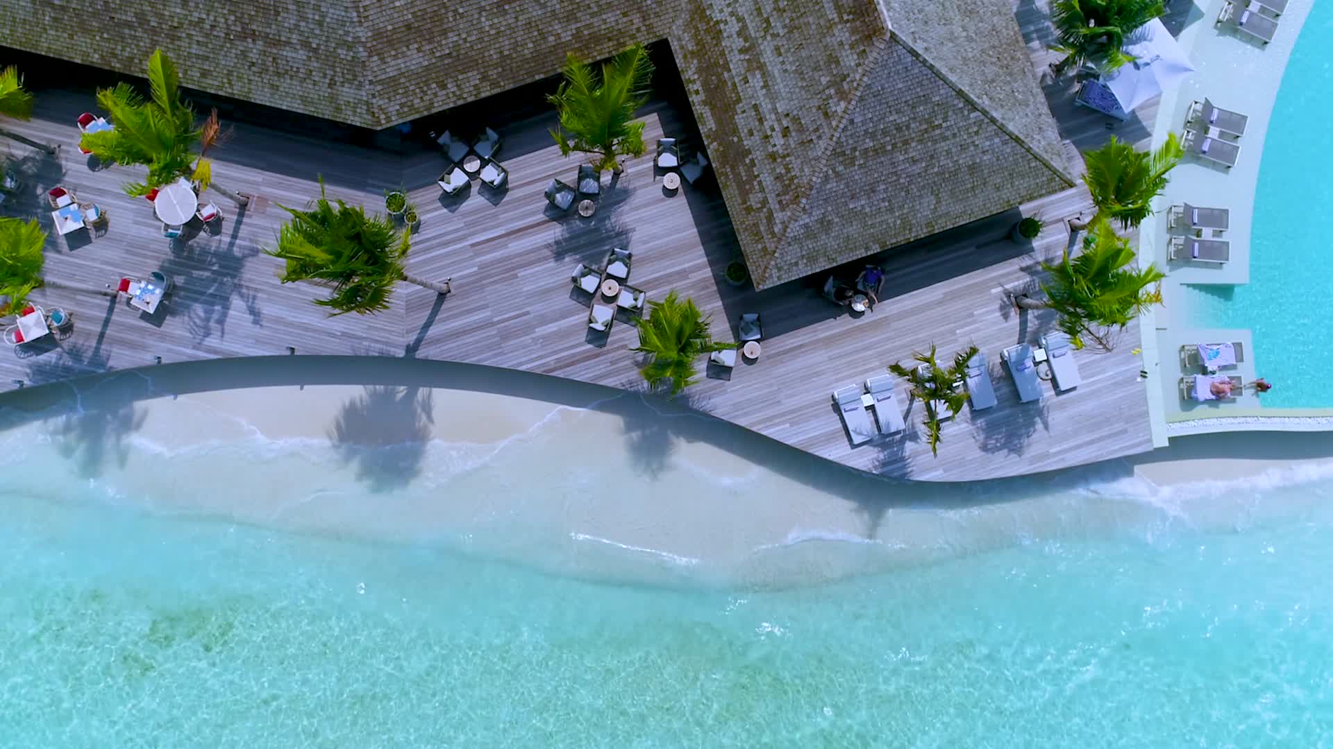 航拍海边度假村视频的预览图