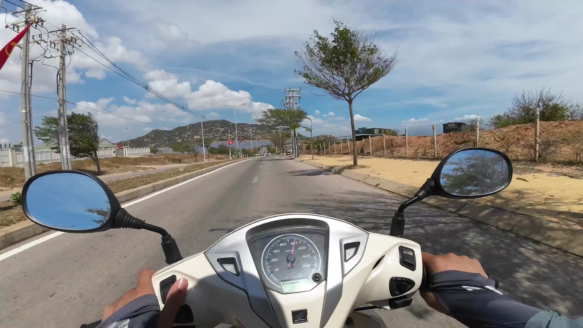 摩托车第一视角延时蓝天白云视频的预览图