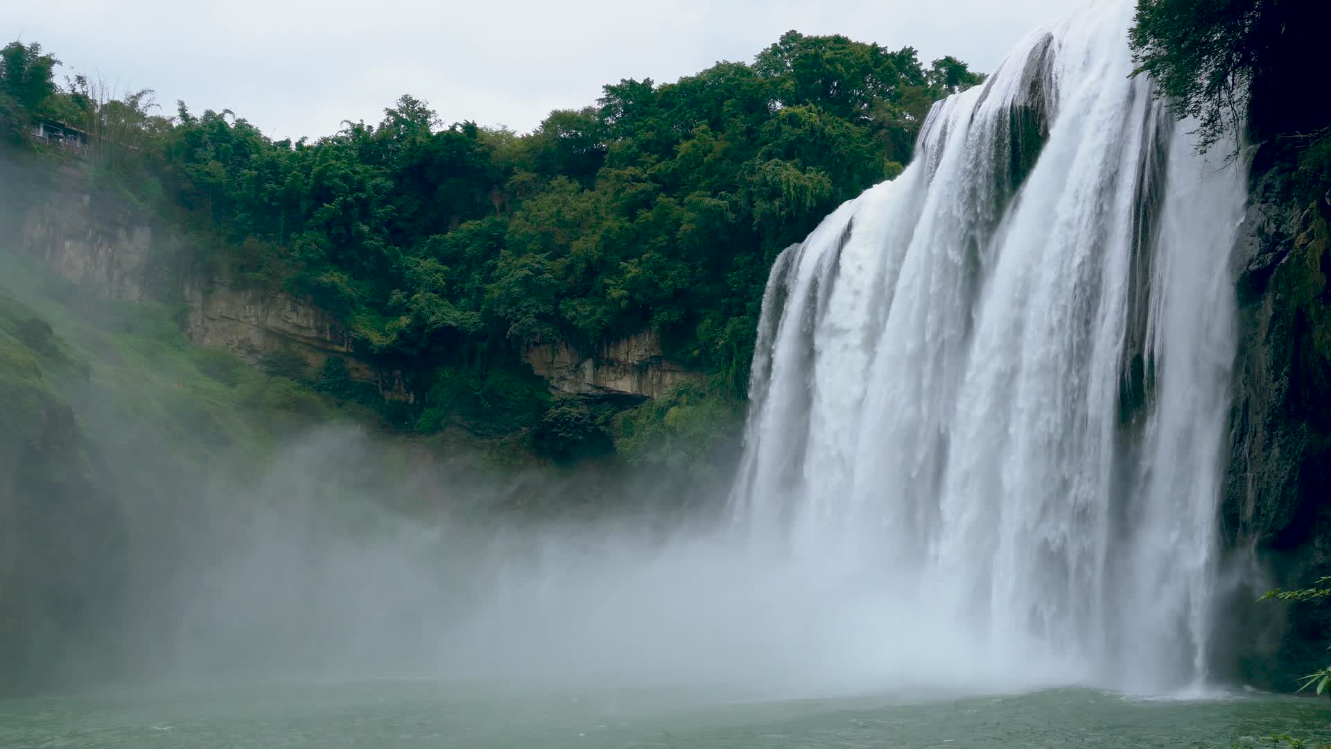 瀑布河流森林旅游景观视频的预览图