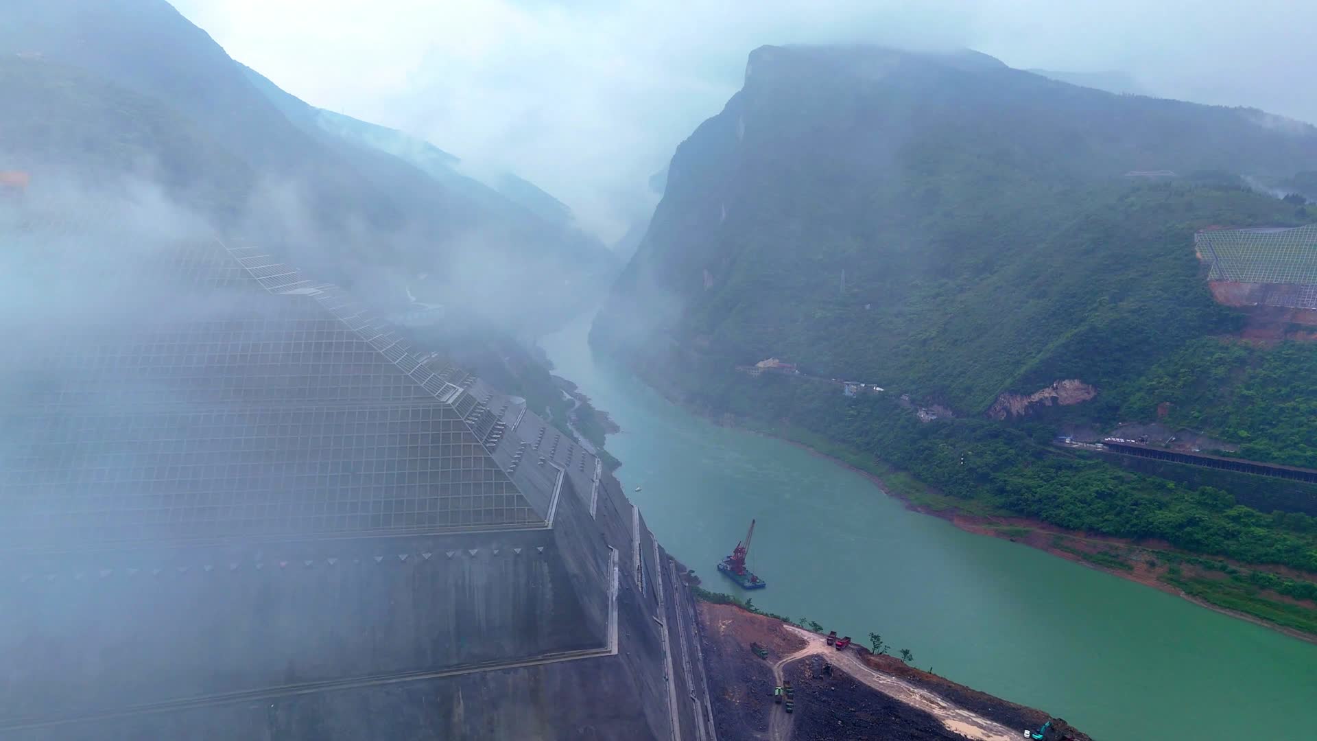 航拍重庆武隆乌江峡谷云雾穿云白马视频的预览图