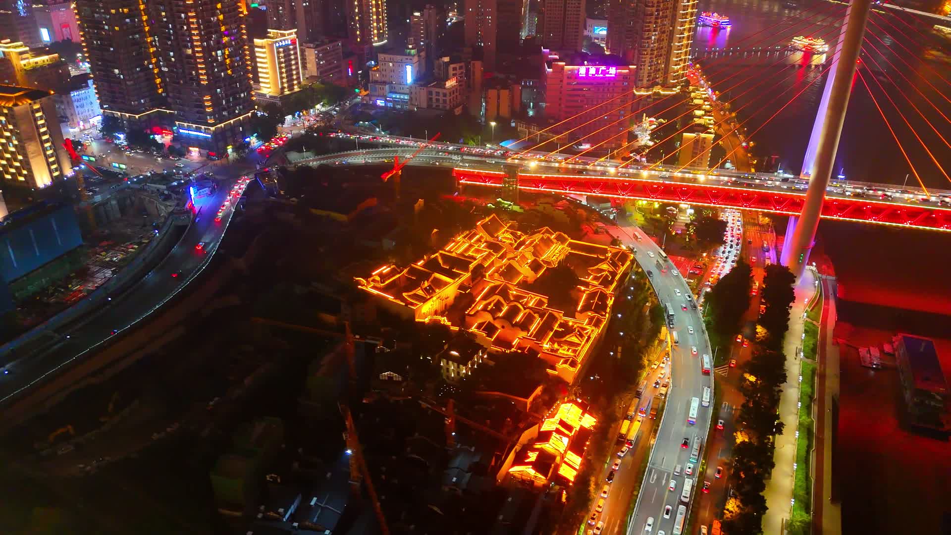 航拍重庆渝中区湖广会馆夜景低空视频的预览图