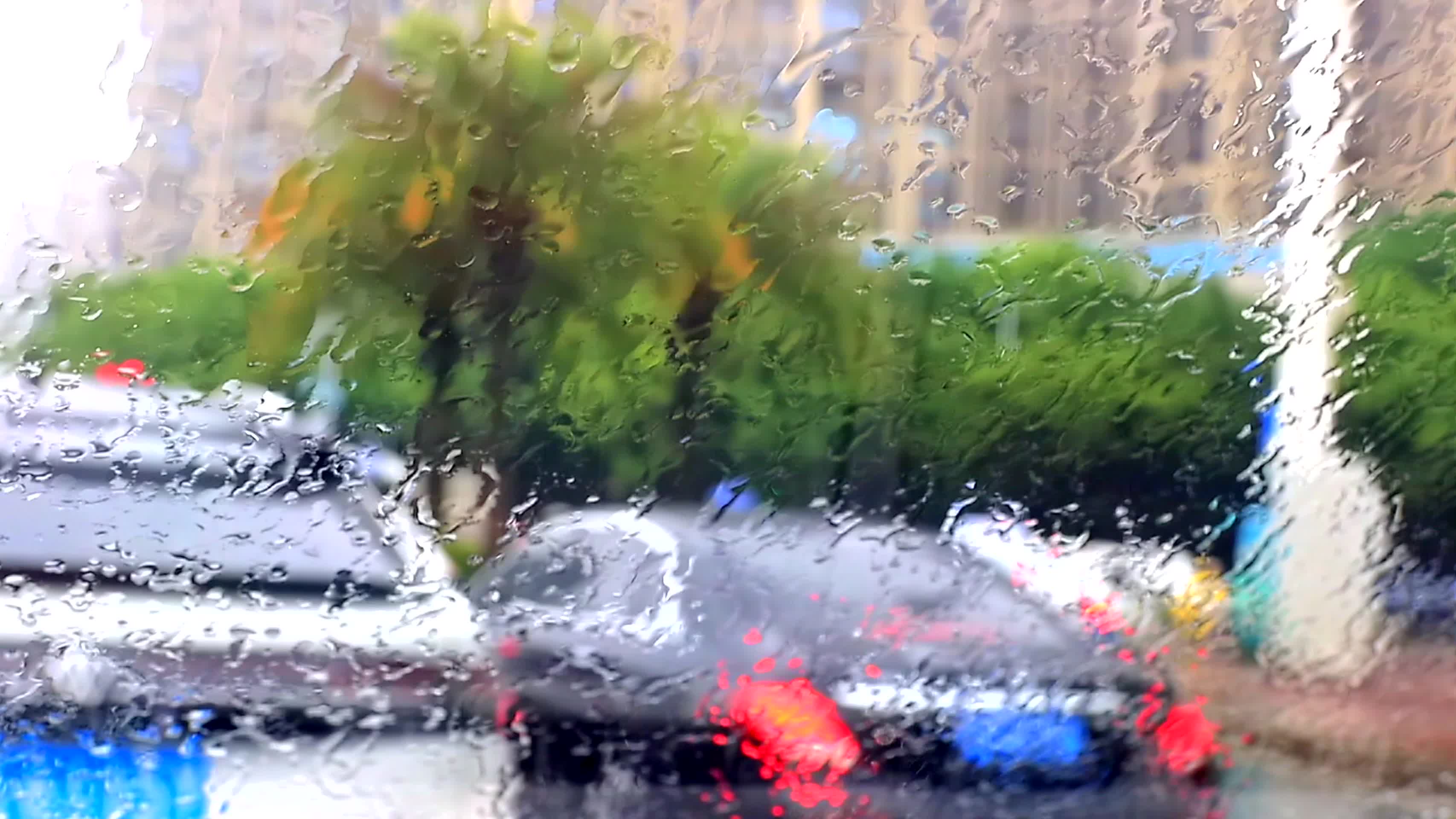 雨中前风挡玻璃雨幕及辅道行车慢镜头高清视频的预览图