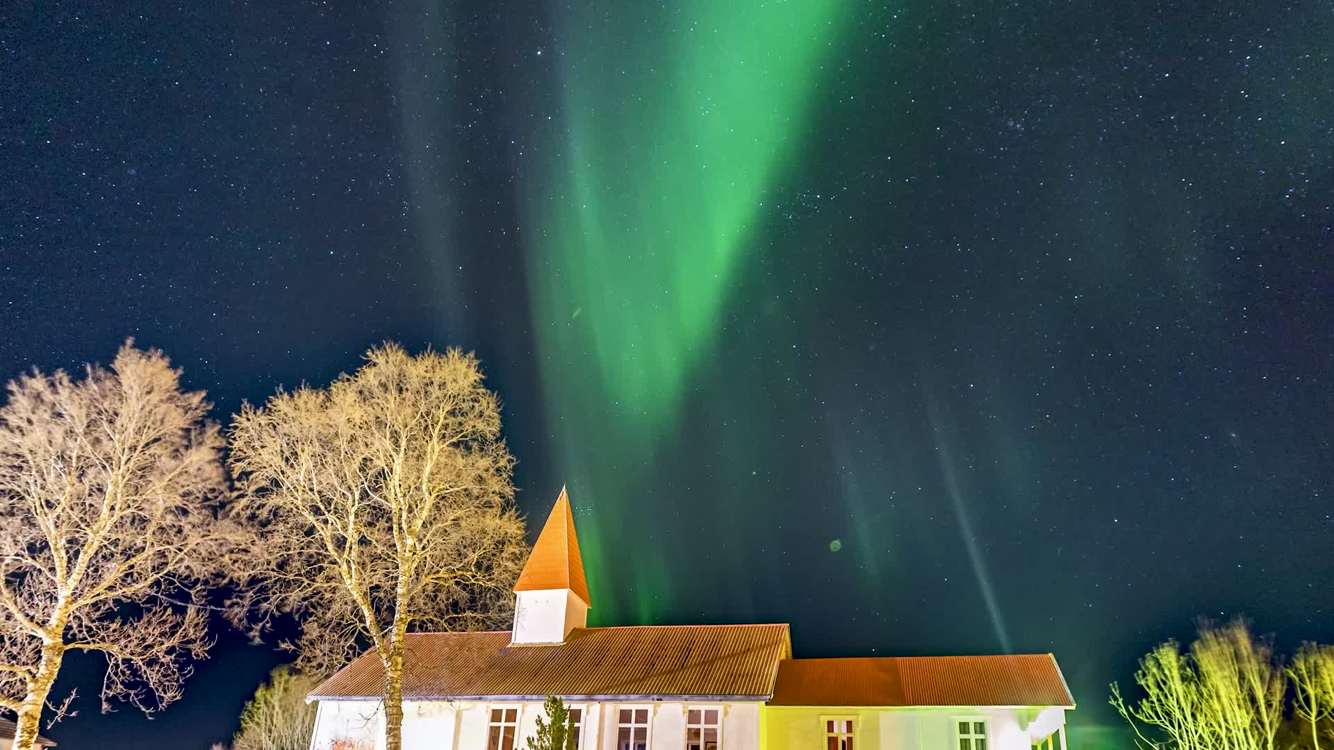 挪威塞尼亚岛教堂和码头极光视频的预览图