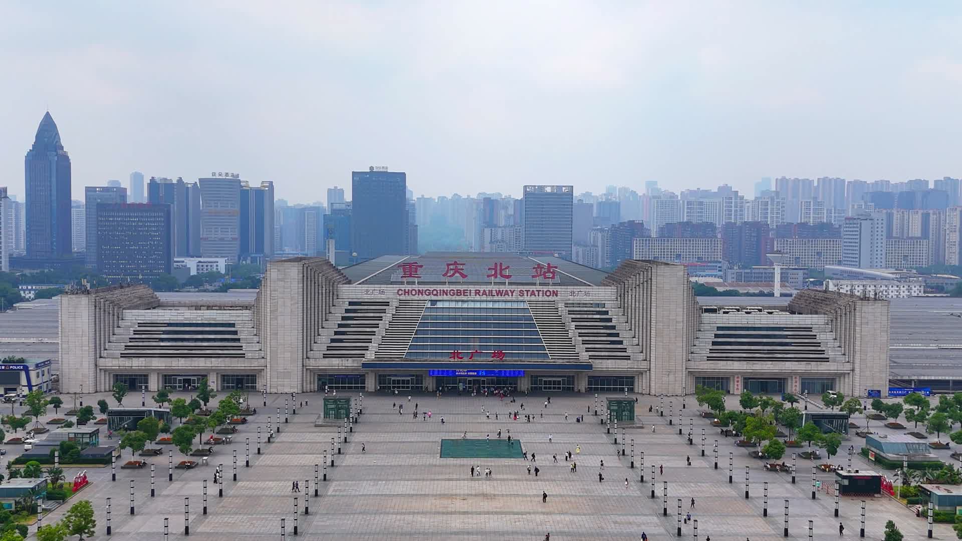 航拍延时重庆北站蓝楹花高铁站视频的预览图