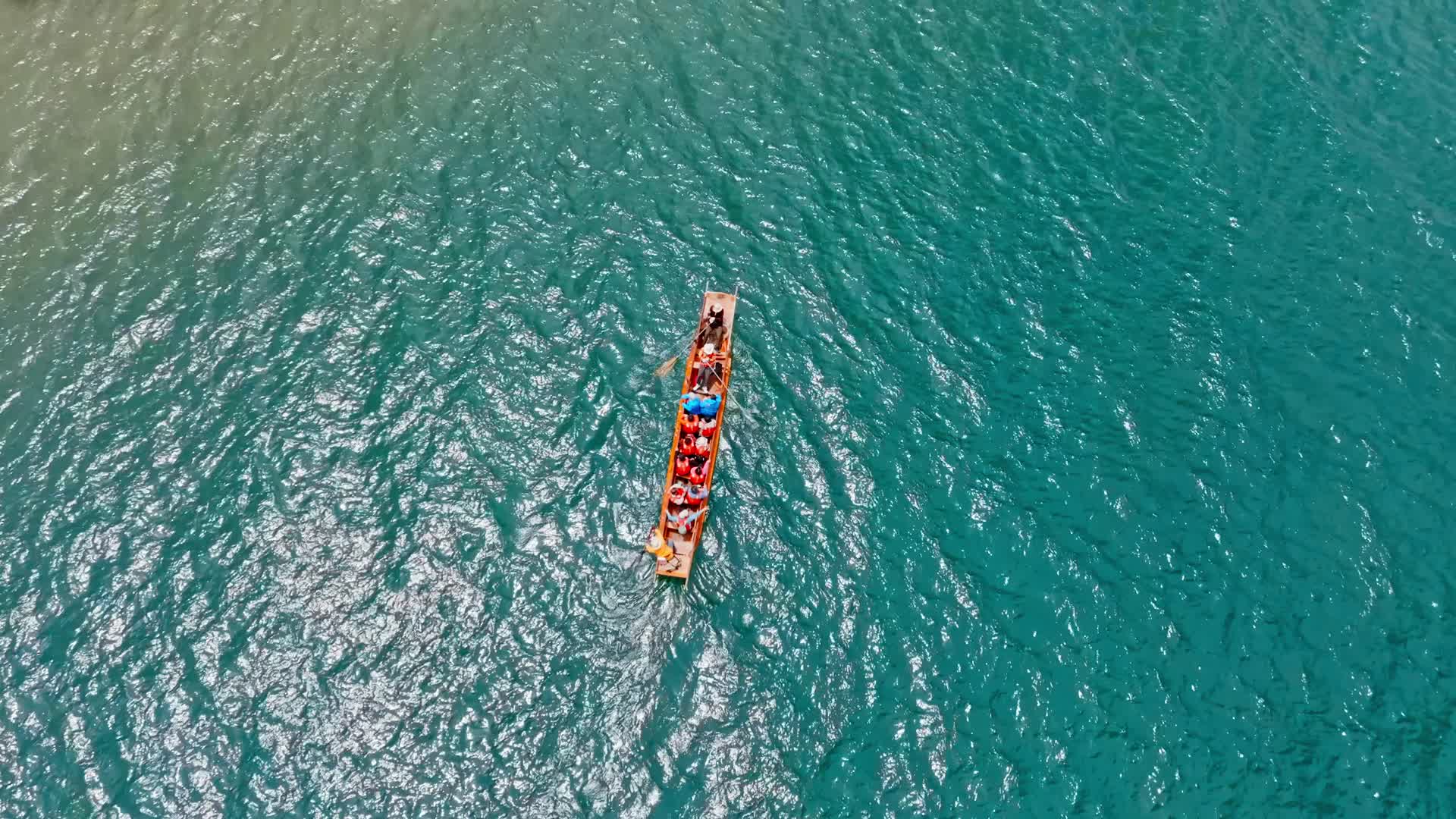丽江宁蒗永宁乡泸沽湖清澈水上划行小舟航拍视频的预览图