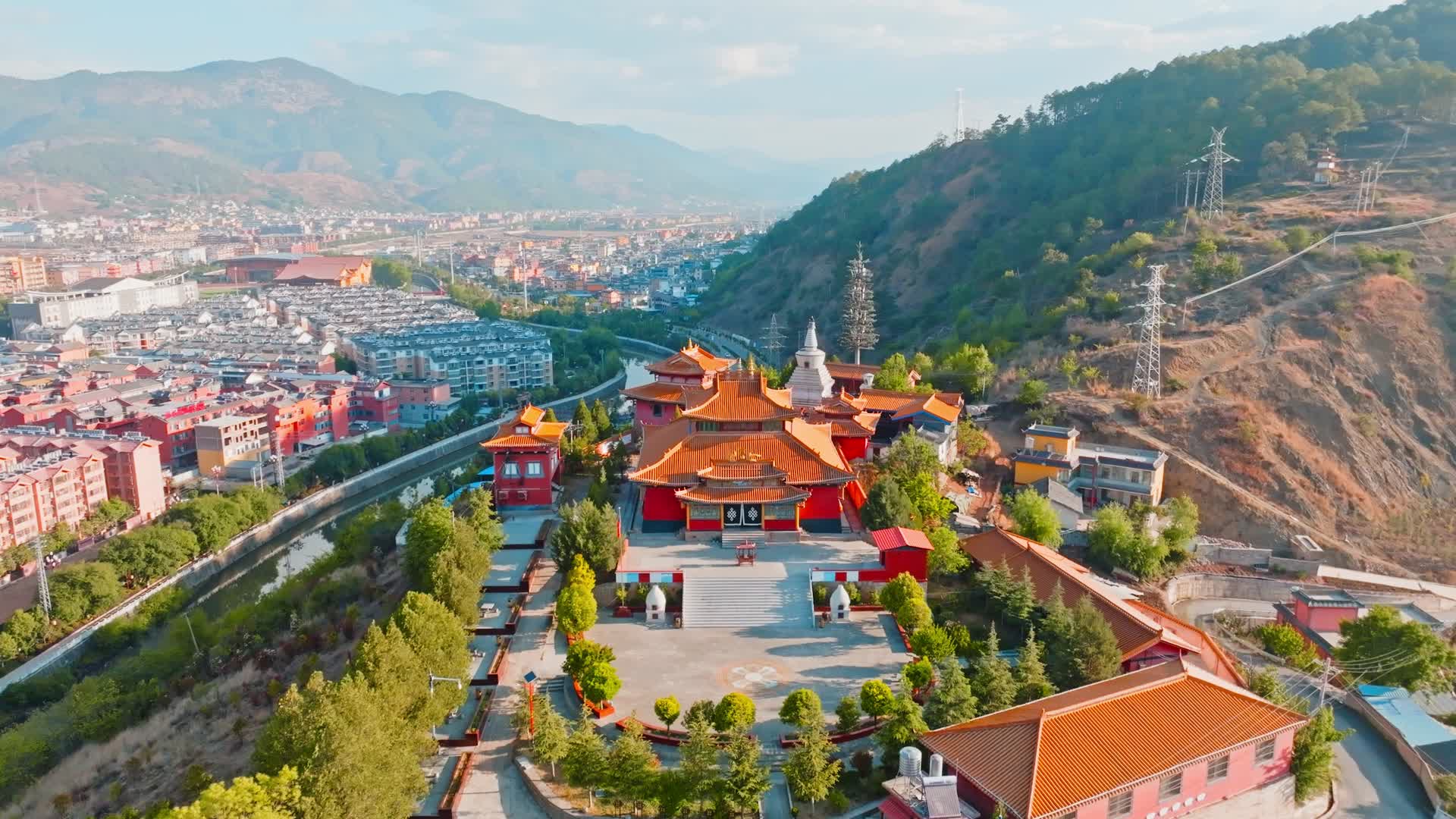 云南丽江宁蒗城边萨雅寺建筑清晨阳光航拍视频的预览图