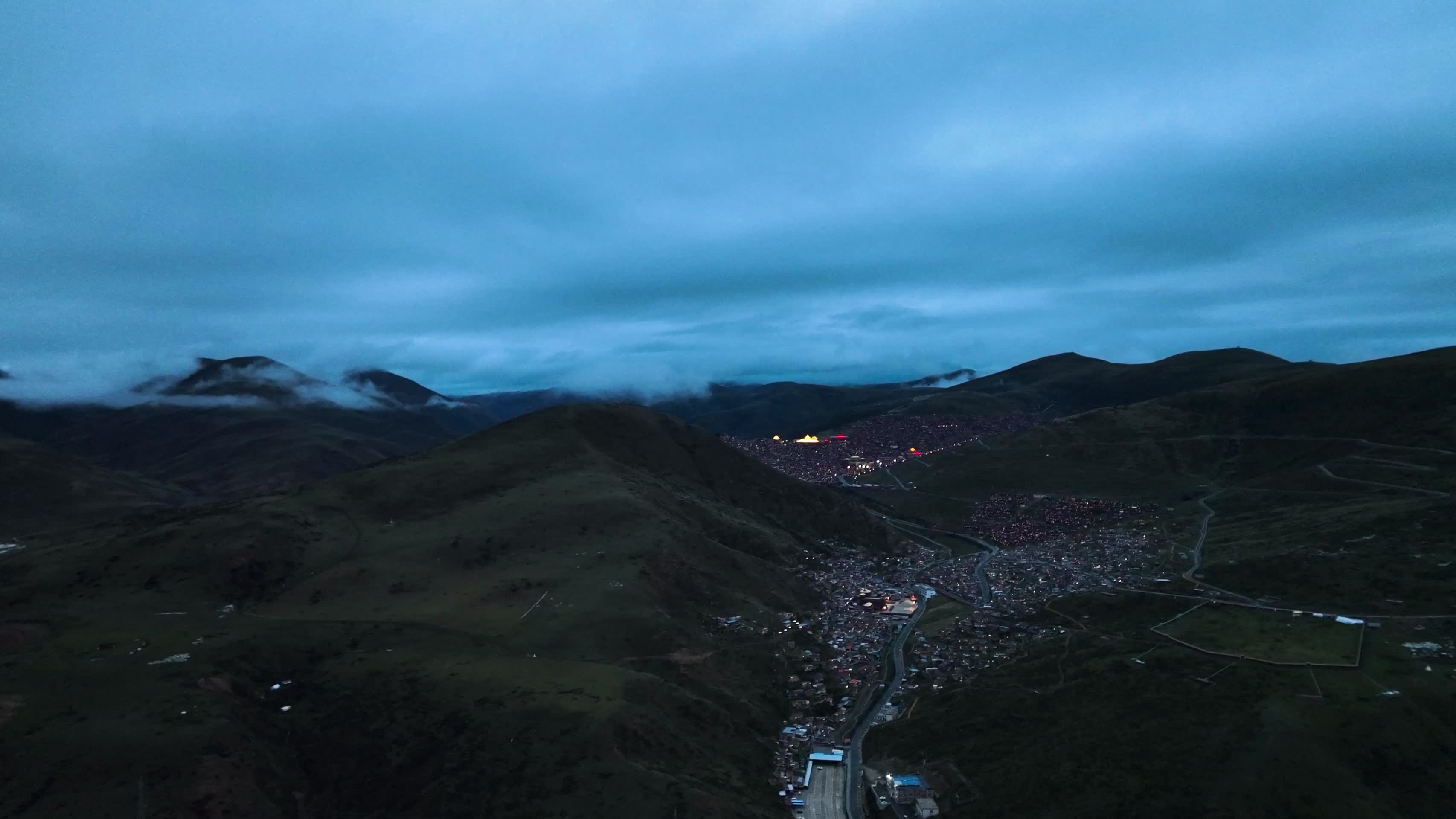 4K航拍四川色达夜景城市风光美景视频的预览图
