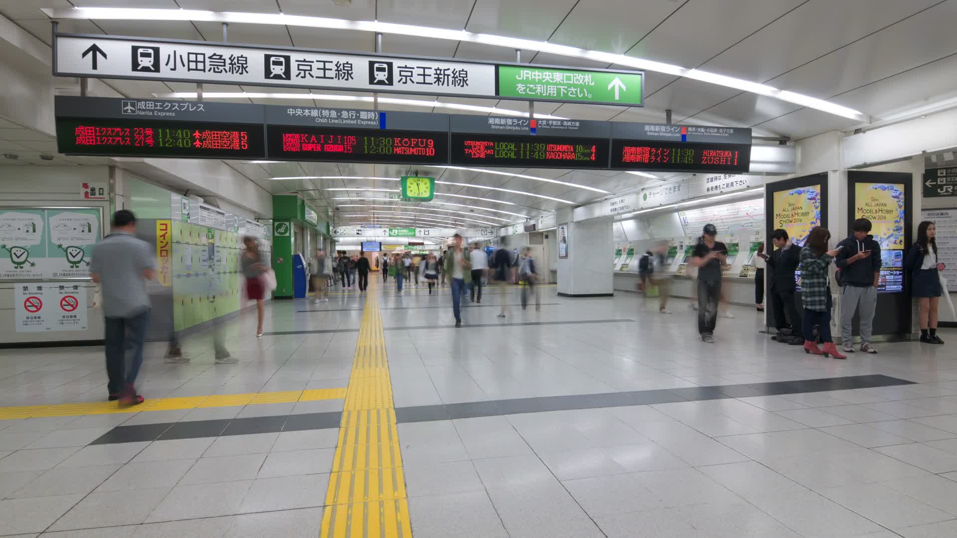 4k东京新宿站延时摄影人群交通工具视频的预览图