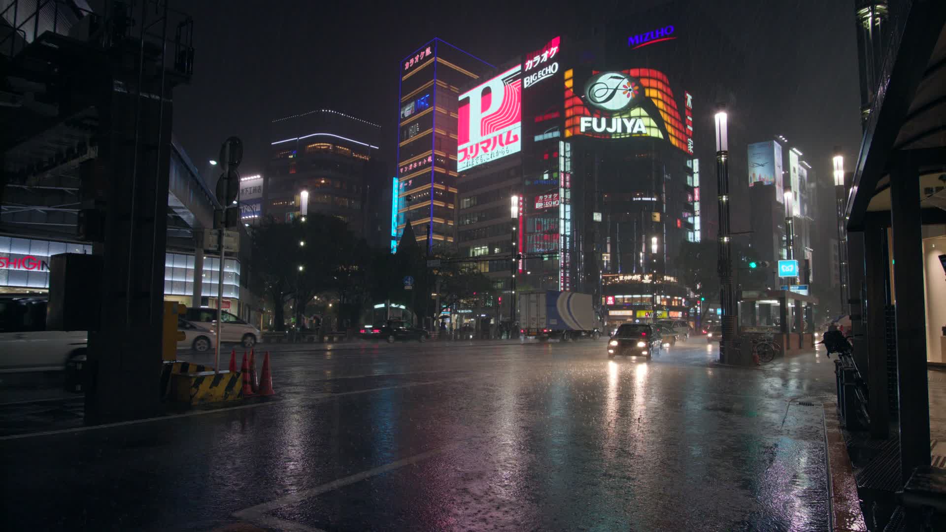 4k东京雨夜城市夜景人群视频的预览图