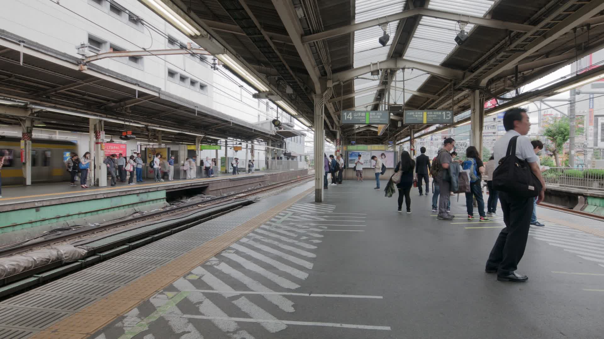 4k东京站台延时摄影城市人群视频的预览图