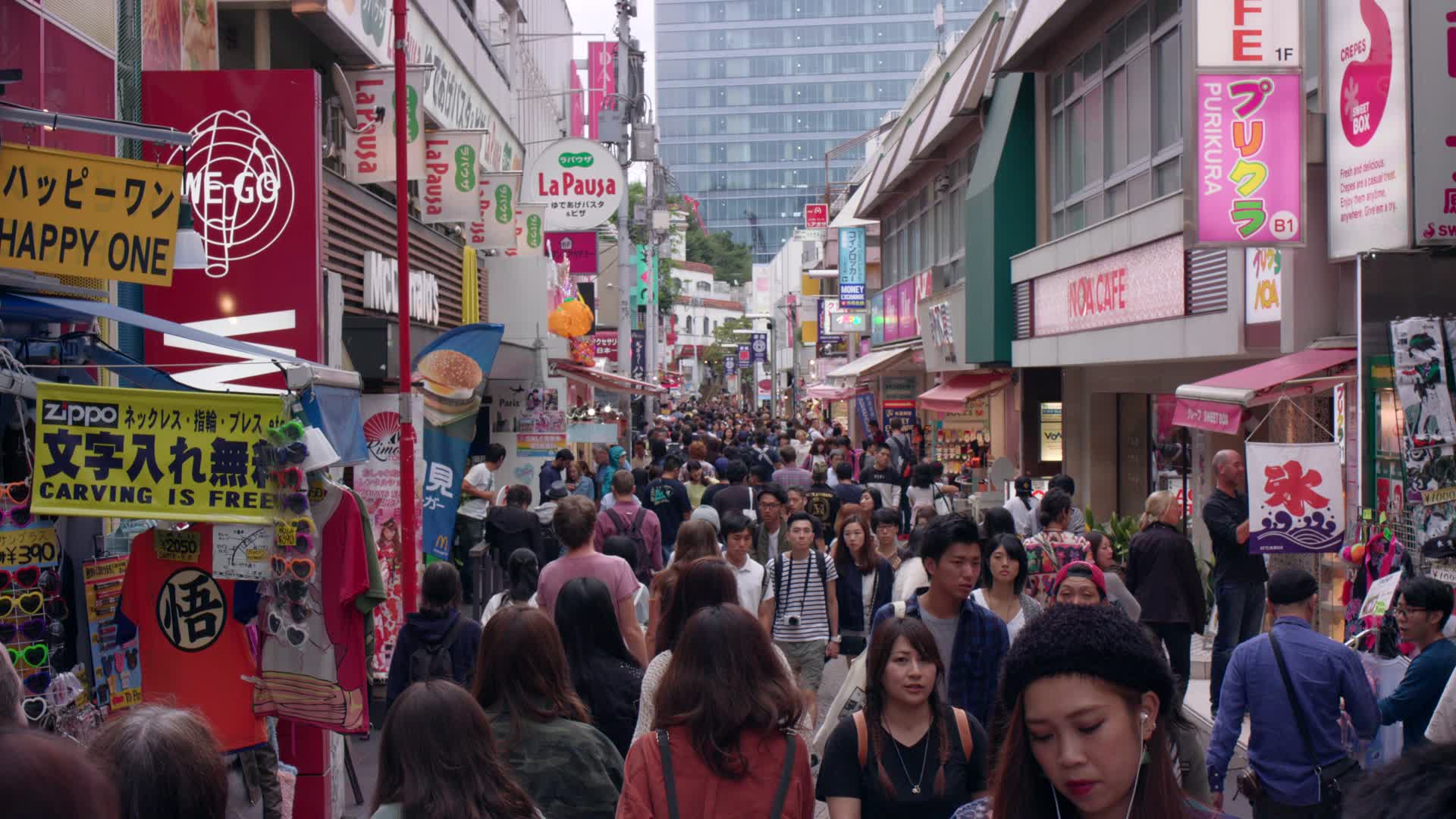 4k东京竹下街人群城市生活视频的预览图
