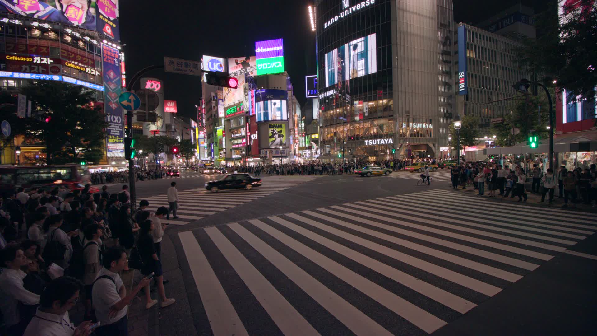 4k涩谷穿越东京之夜城市人群路口视频的预览图