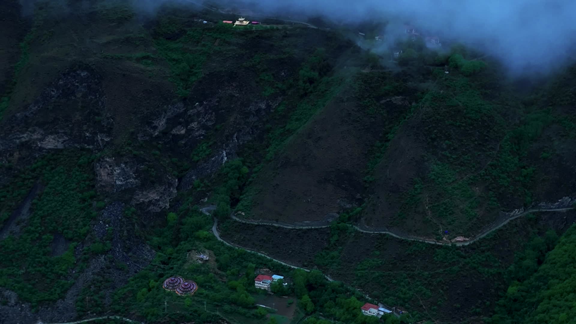 4K无人机航拍阿坝州观音寺云海美景视频的预览图
