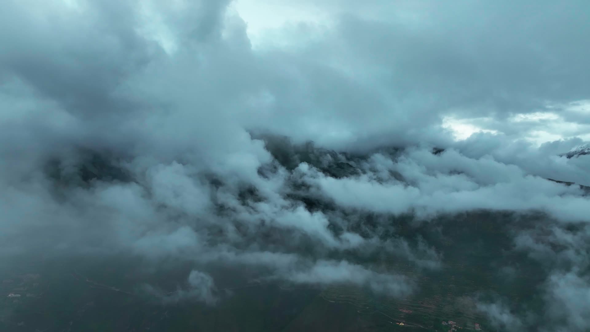 4K无人机航拍阿坝州观音寺云海风光视频的预览图