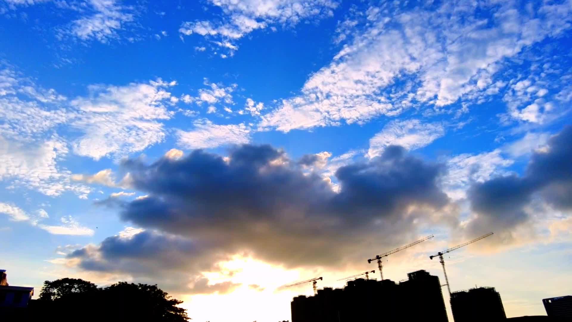 天空蓝天白云延时摄影视频的预览图