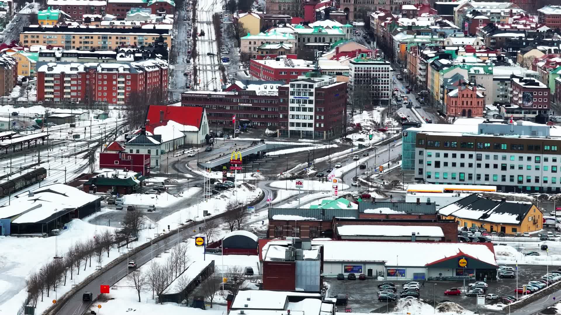 4K航拍北欧瑞典于默奥城镇自然雪景视频的预览图