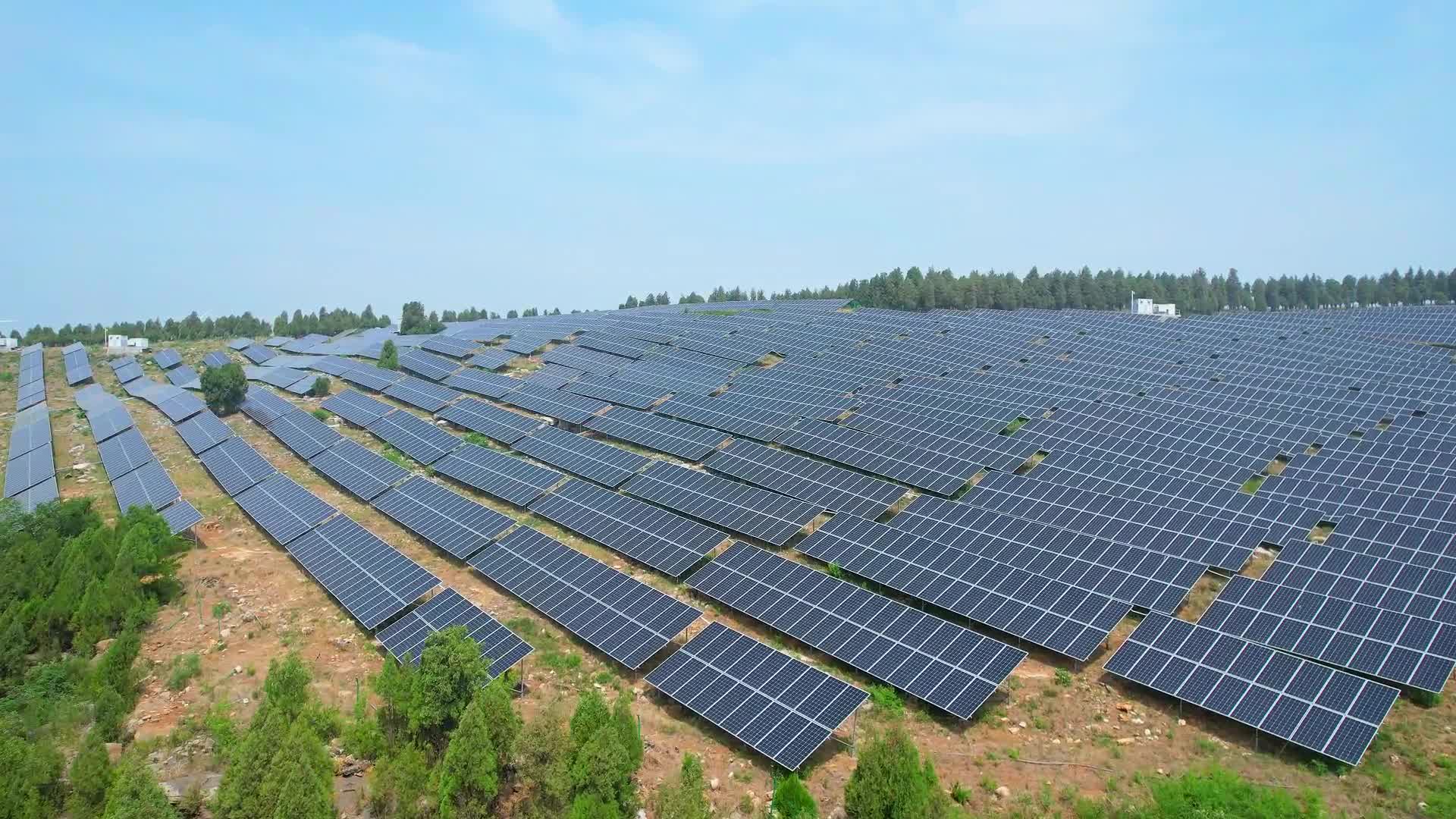 光伏太阳能太阳能发电场新能源清洁能源低碳经济节能减排低碳环保碳排放碳中和电力乡村振兴农村经济绿色发展实拍光伏山顶光伏发电站电池板视频的预览图