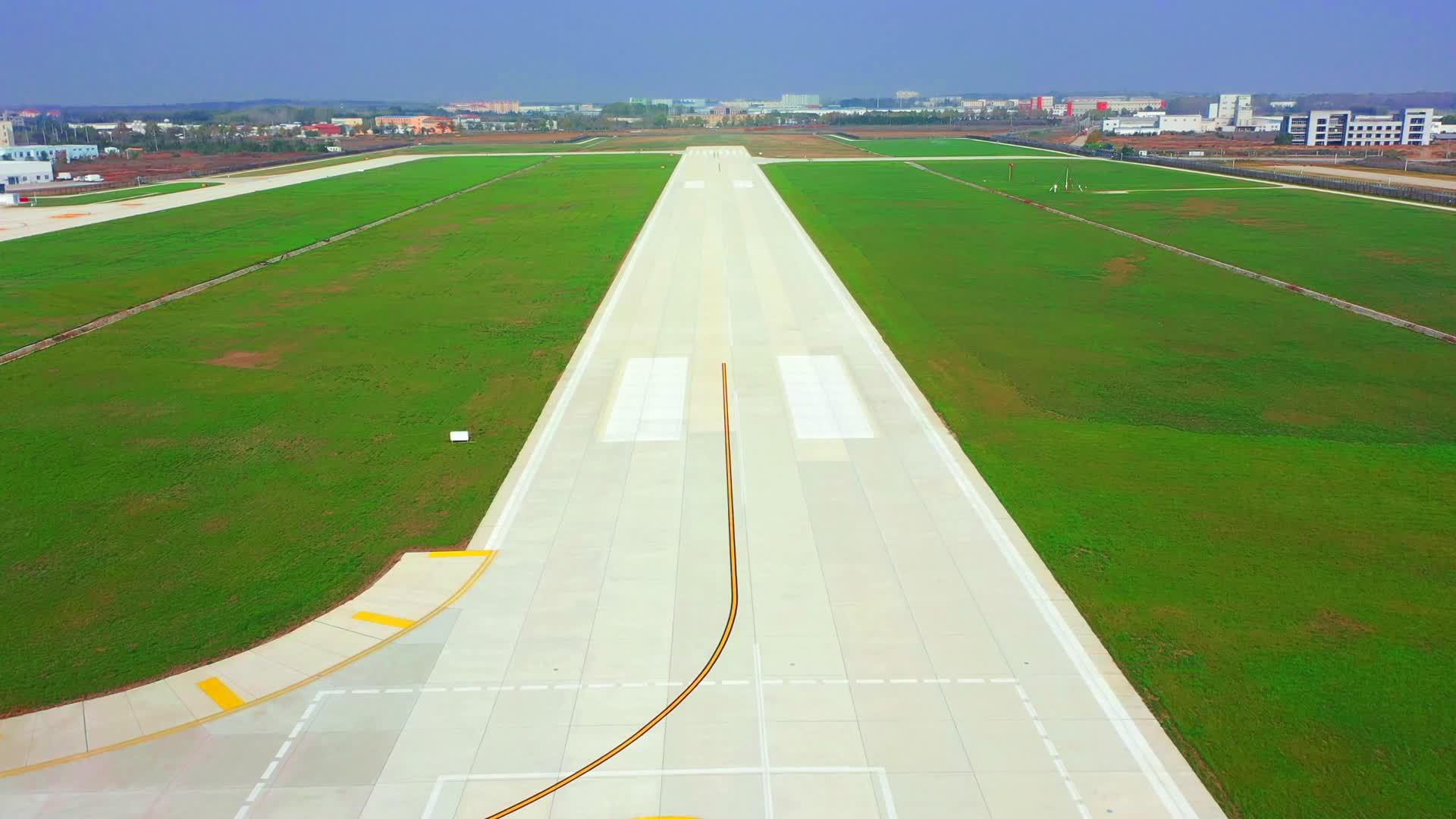 通航机场航拍飞机场塔台跑道视频的预览图